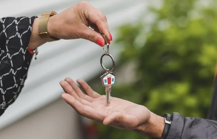 house keys handing over quantum vice